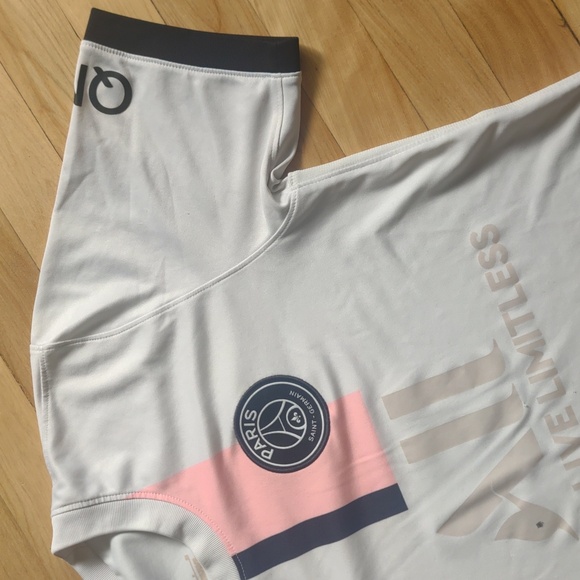 Paris Saint-Germain White and Pink Jersey - Picture 4 of 15